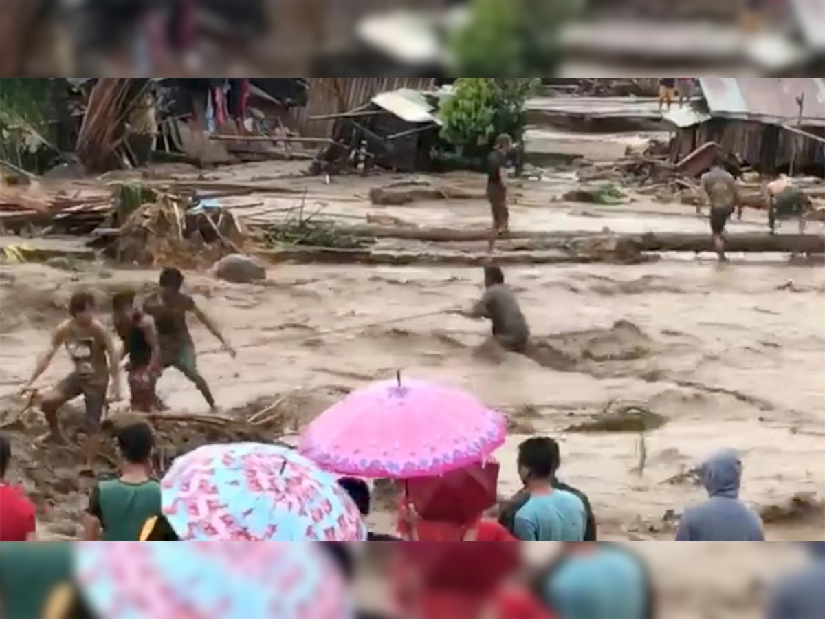 फिलीपीन के लनाओ देल नोर्ते में बाढ़ में फंसे लोगों के बचाव में जुटे राहतकर्मी. (Reuters/23 Dec, 2017)
