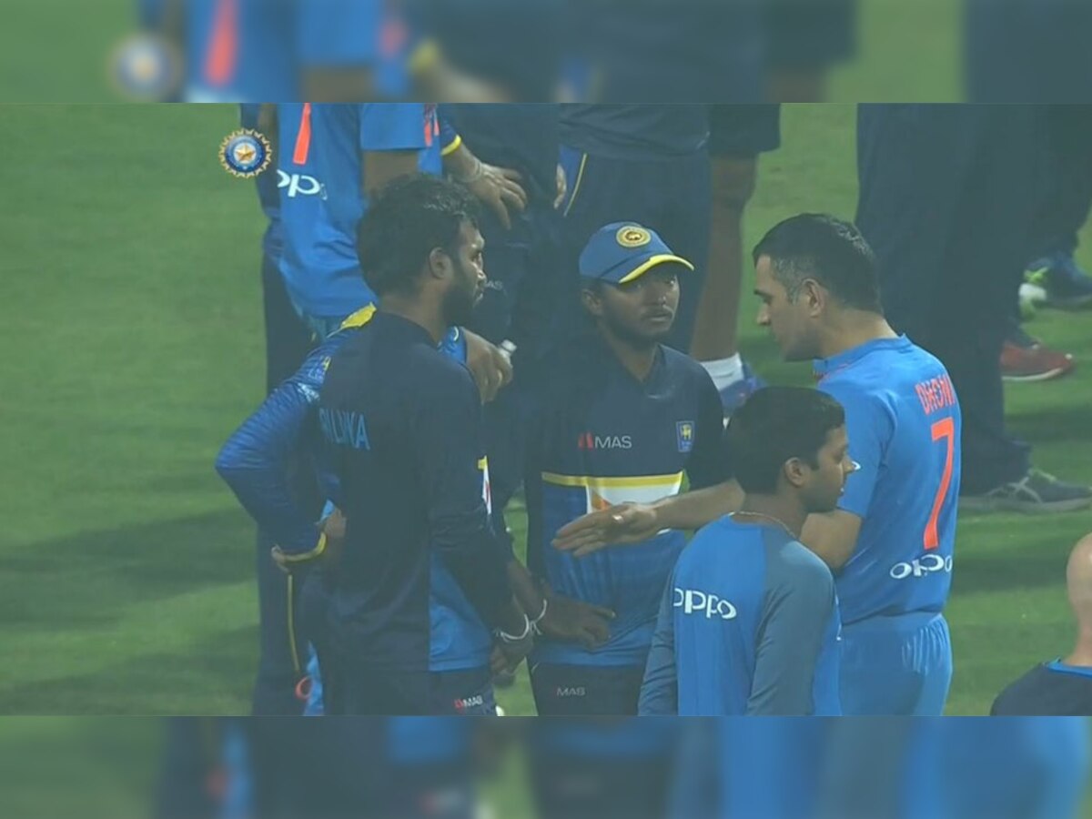 मैच के बाद श्रीलंकाई खिलाड़ियों से मिले महेंद्र सिंह धोनी 
