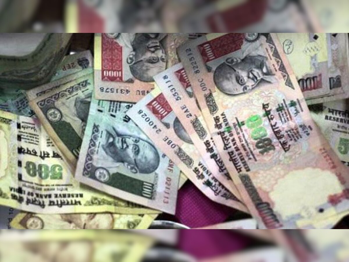 500 और 1000 रुपये को बंद किए जाने के कारण लोगों ने बड़ी मात्रा बैंकों में पैसा जमा किया. (फाइल फोटो)