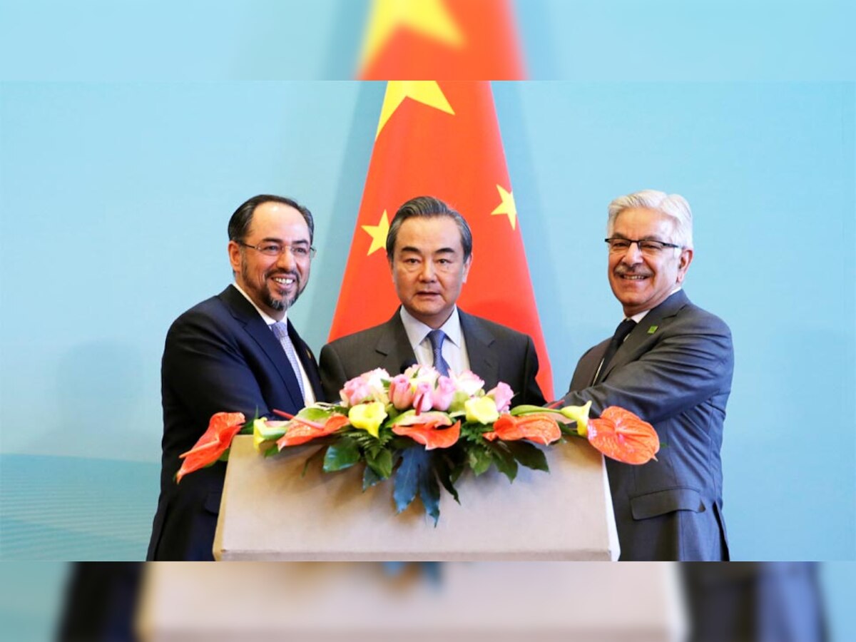 अफगानिस्तान के वित्त मंत्री रब्बानी सबसे (बाएं), बीच में चीनी विदेश मंत्री और पाकिस्तान के विदेश मंत्री.(Reuters/26 Dec, 2017)