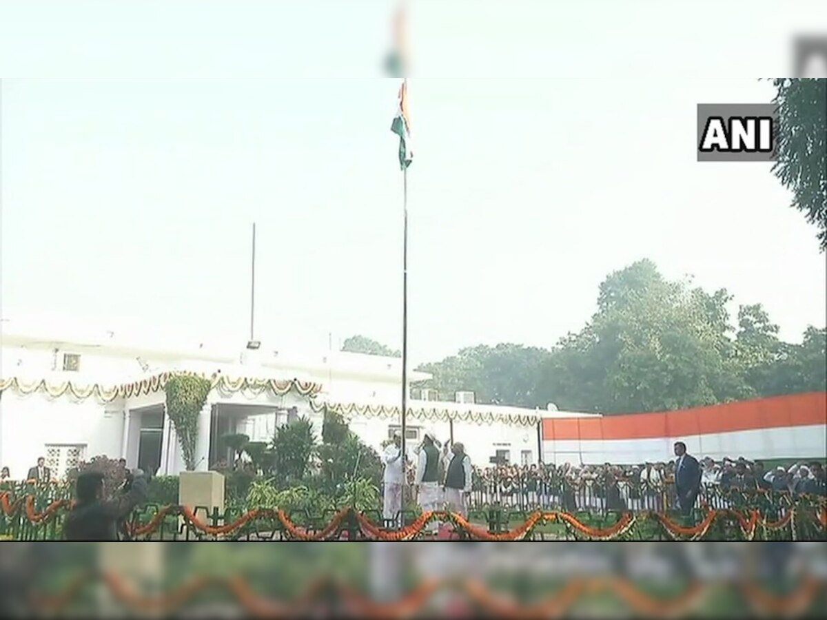 कांग्रेस मुख्‍यालय में झंडा फहराते अध्‍यक्ष राहुल गांधी (फोटो-ANI)