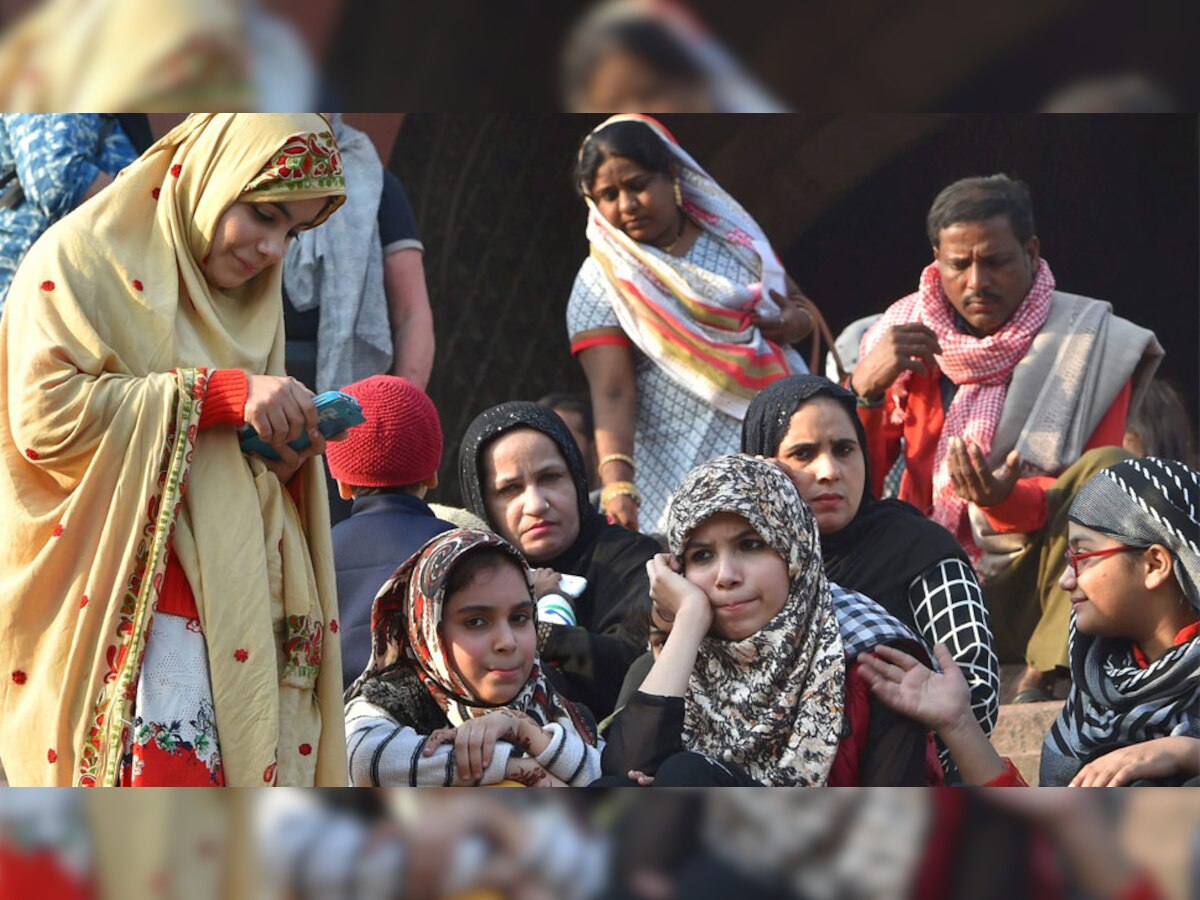 तीन तलाक बिल जब लोकसभा में पेश किया जा रहा था तो ये महिलाएं दिल्ली में फैसले का इंतजार कर रही थीं. तस्वीर साभार: PTI