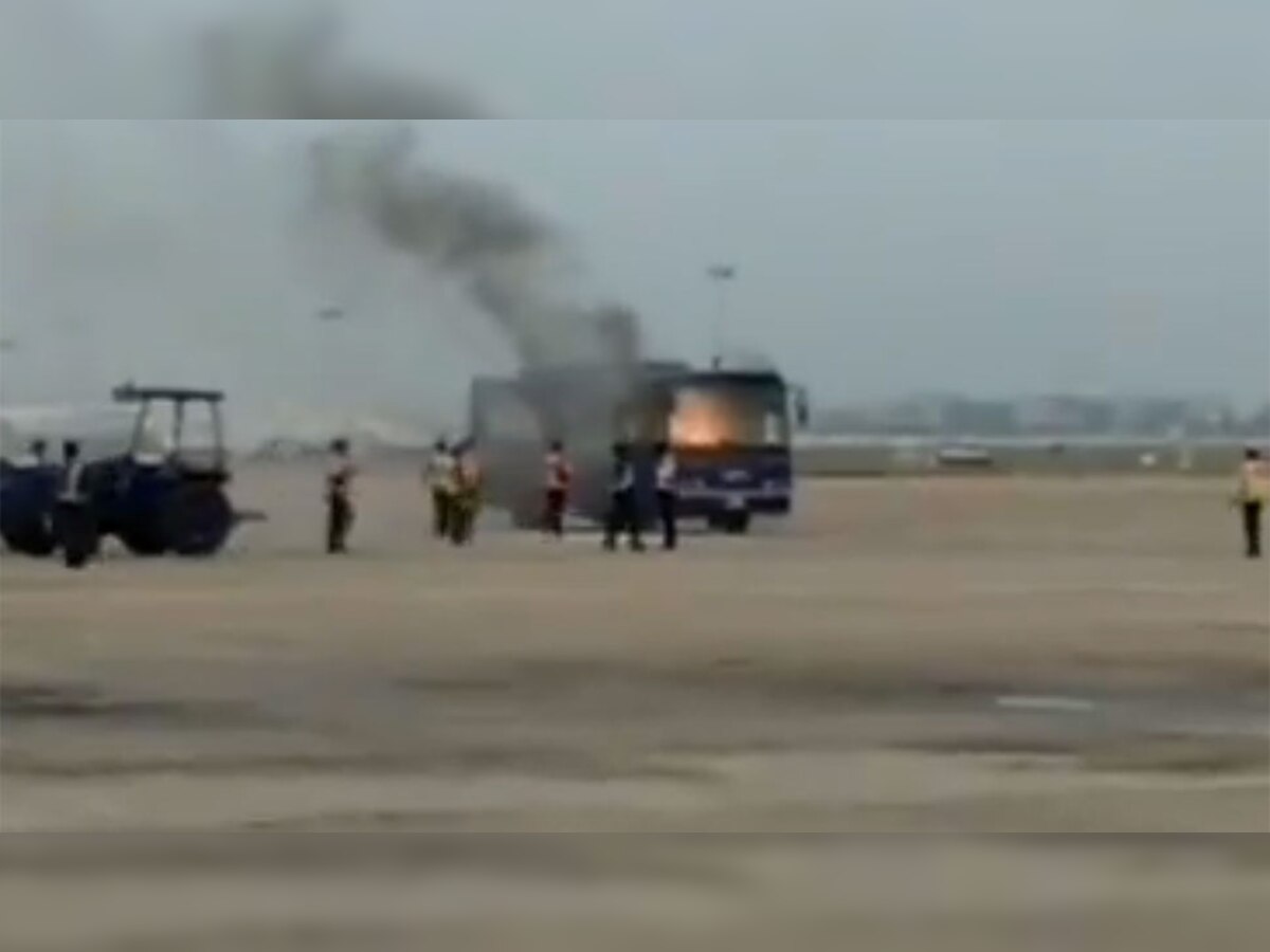 चेन्नई एयरपोर्ट पर बस में लगी आग को बुझाते दमकलकर्मी. (ANI/29 Dec, 2017) 