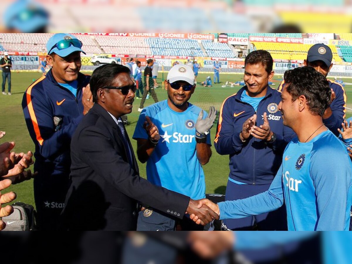 कुलदीप यादव को टेस्ट टीम में शामिल करते शिवराम कृष्णन. 