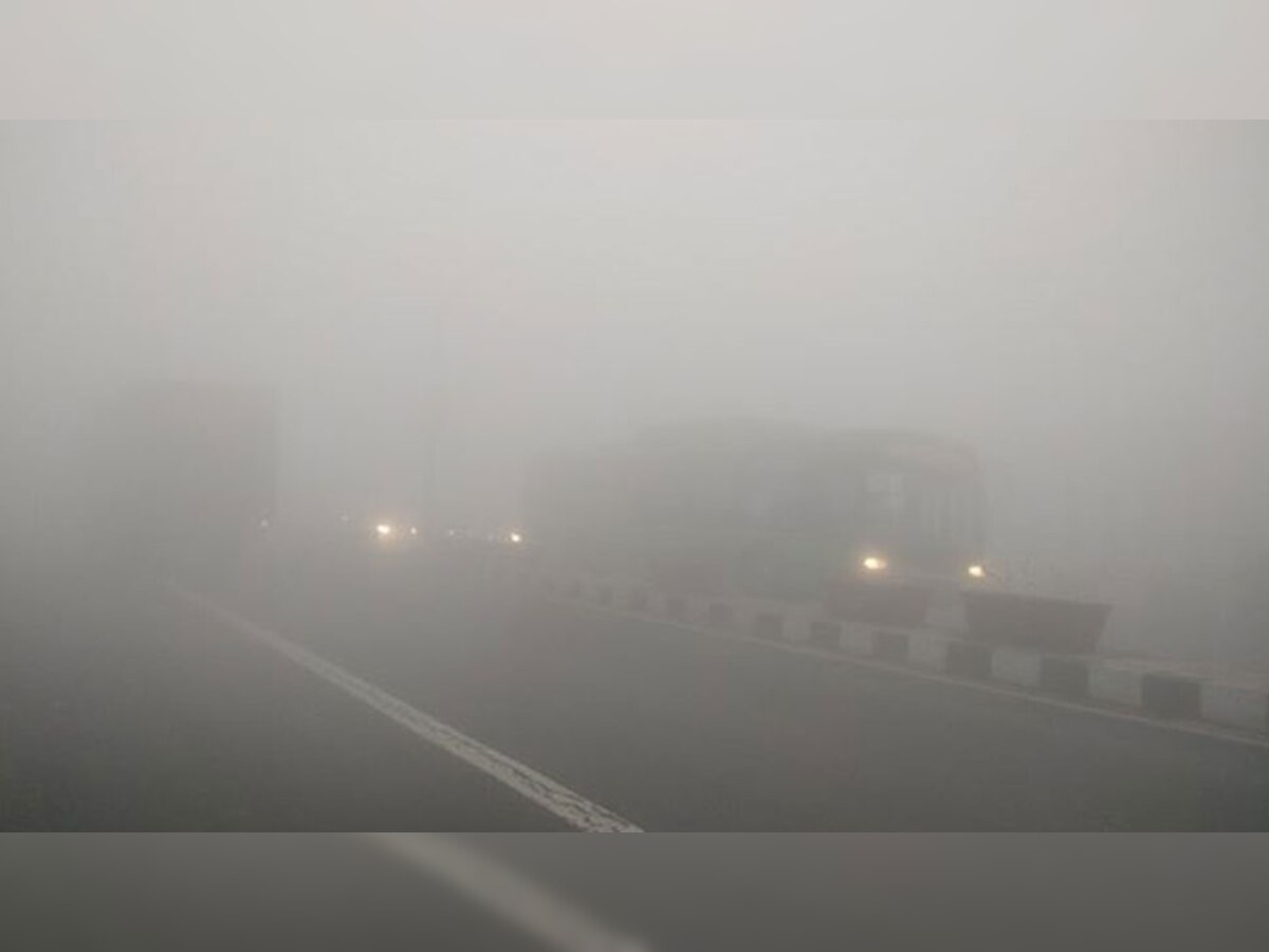 दिल्ली में धुंध के चलते सड़कों पर वाहनों की रफ्तार 20 KMPH, यमुना पुल का नजारा (फोटो- नवीन कुमार)