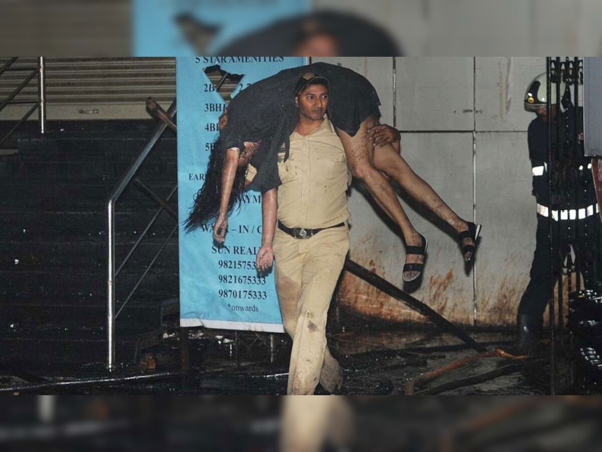 मुंबई पुलिस के जवान सुदर्शन शिंदे ने सातवीं मंजिल से उतारी कई लाशें (फोटो- डीएनए)