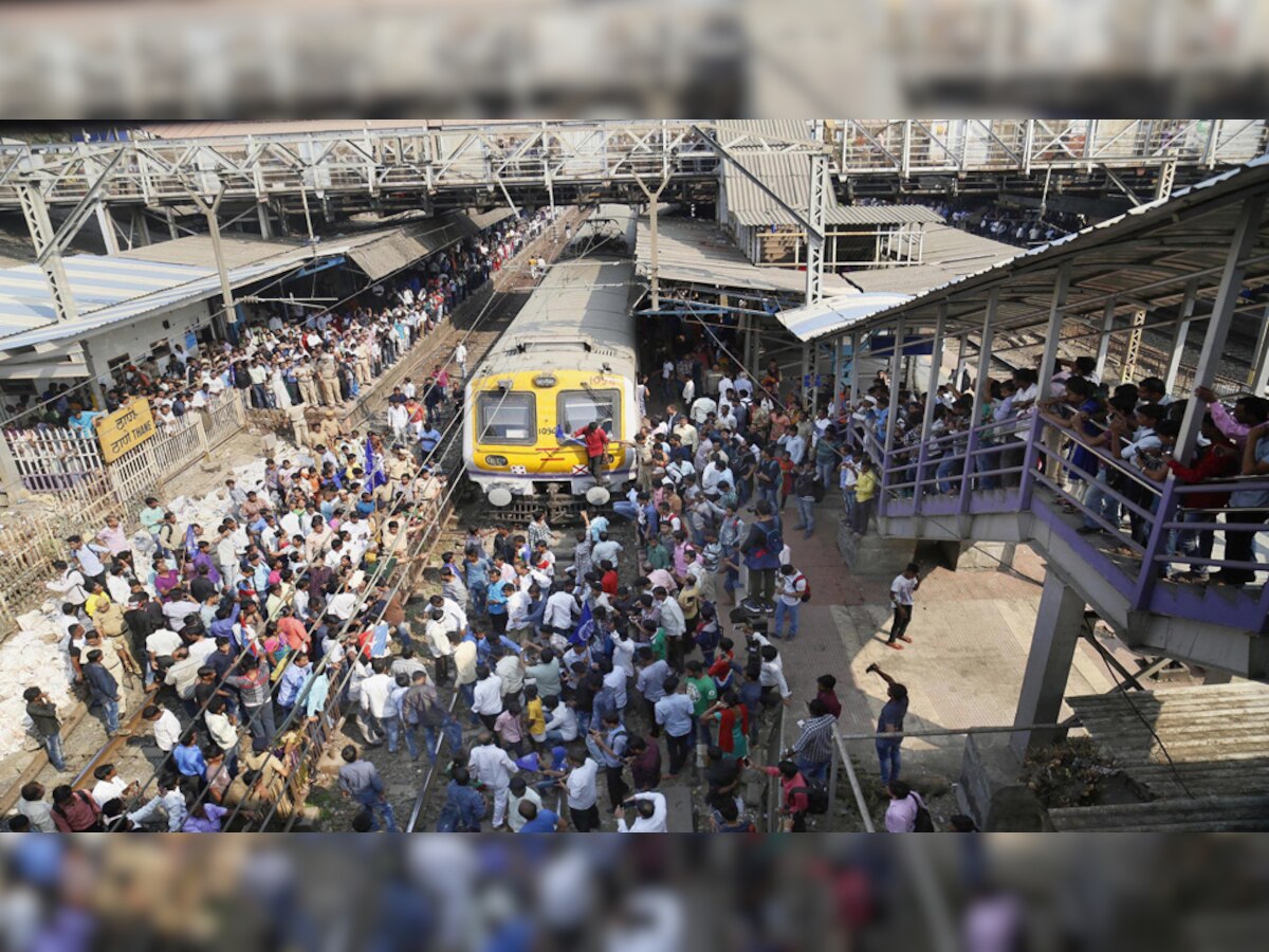 बुधवार को कई मुंबई में कई जगहों पर ट्रेनों को रोकने की कोशिश की गई. (फोटो साभार - पीटीआई)