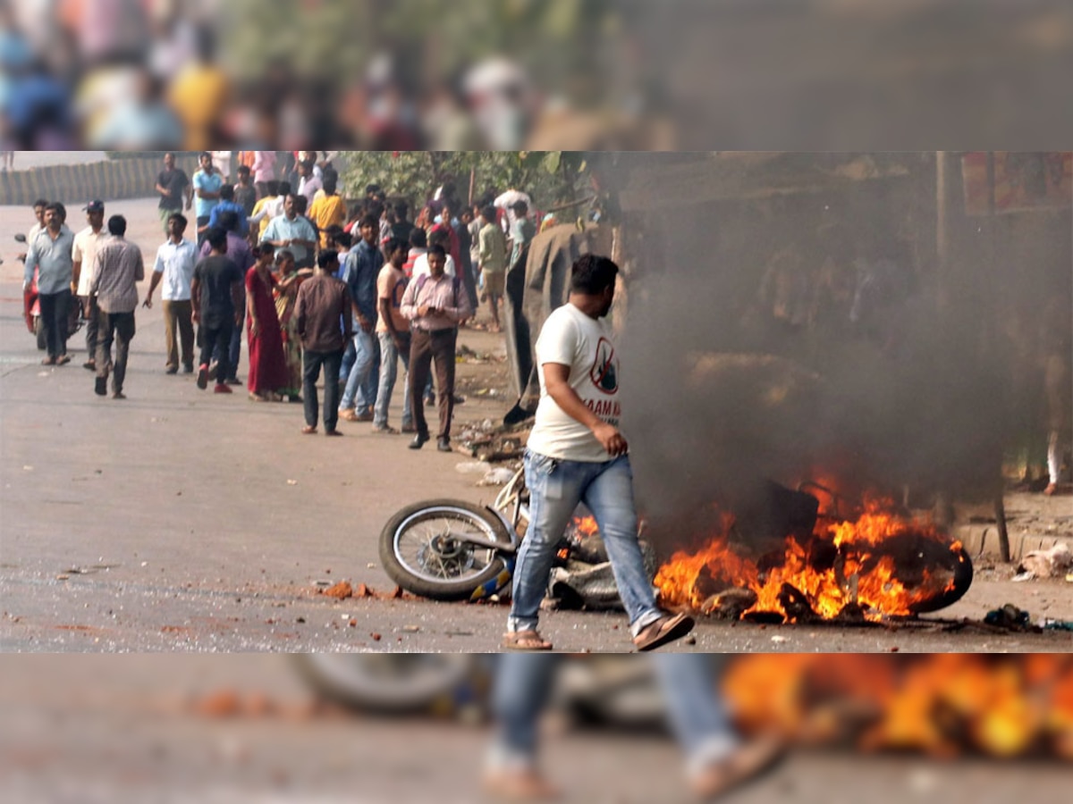 भीमा-कोरेगांव हिंसा: मुंबई के विकरोली में दलित प्रदर्शनकारियों ने एक बाइक को आग के हवाले कर दिया. (PTI/3 Jan, 2018)
