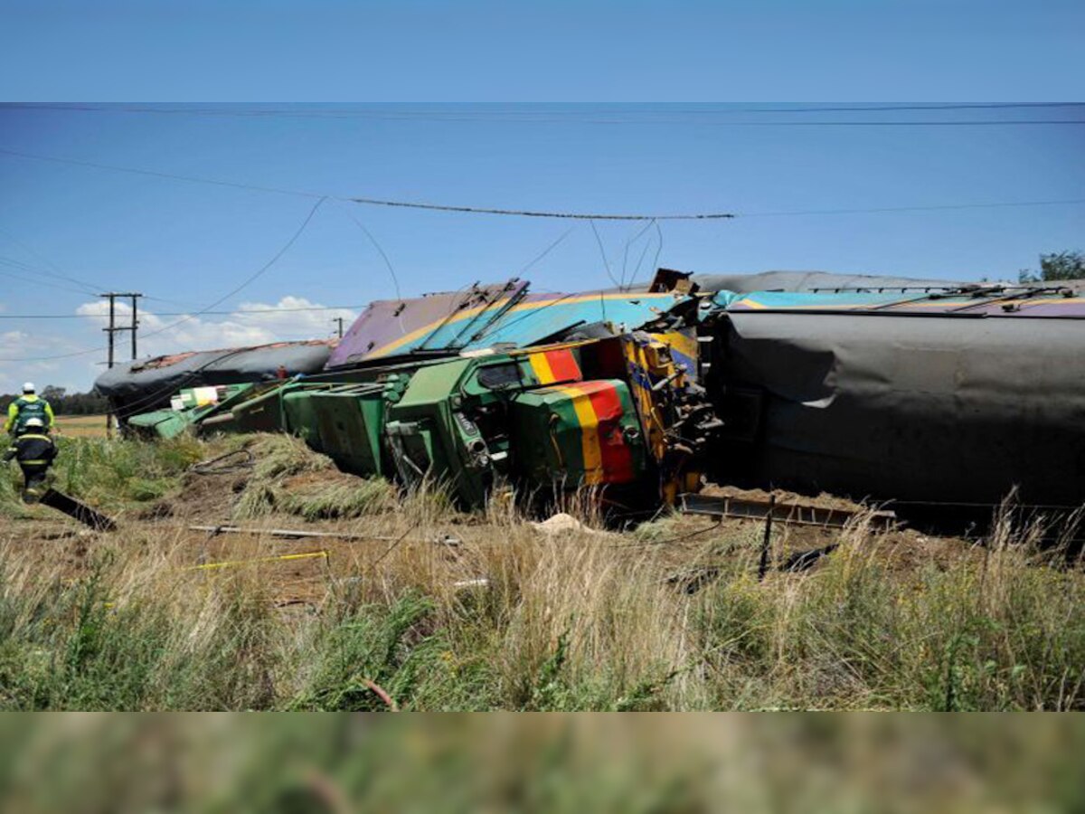 दक्षिण अफ्रीका में एक रेल फाटक पर ट्रक से टक्कर होने के बाद ट्रेन दुर्घटनाग्रस्‍त हो गई. (फोटो साभार- AP)
