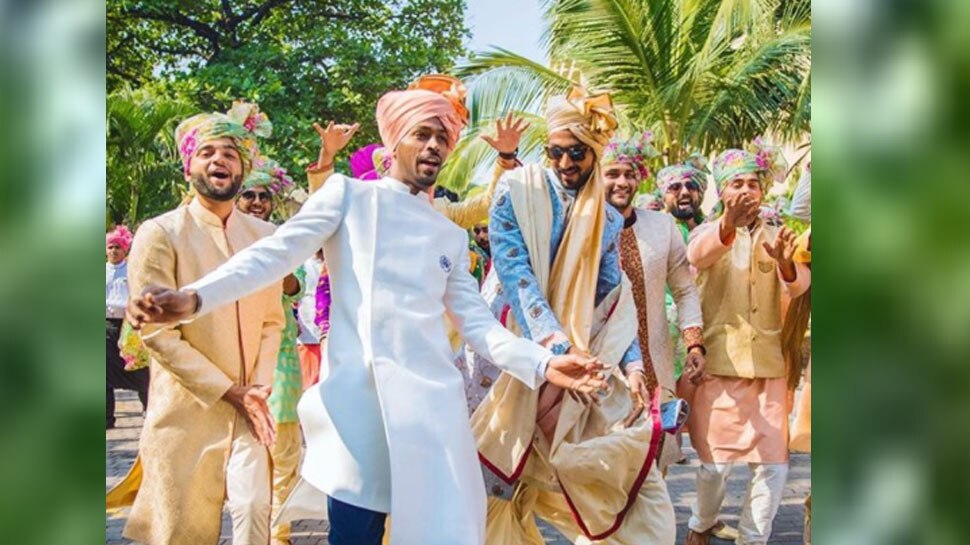 Video: Hardik pandya, krunal pandya tapori dance viral on social media | VIDEO: हार्दिक पांड्या ने भाई-भाभी के साथ किया 'टपोरी डांस', सोशल मीडिया पर हुआ वायरल | Hindi News, क्रिकेट