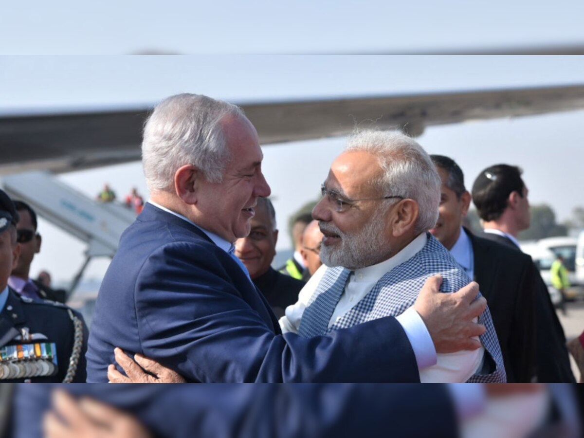 हवाई अड्डे पर इजरायली पीएम का स्वागत करते PM मोदी  (फोटो साभारःANI)