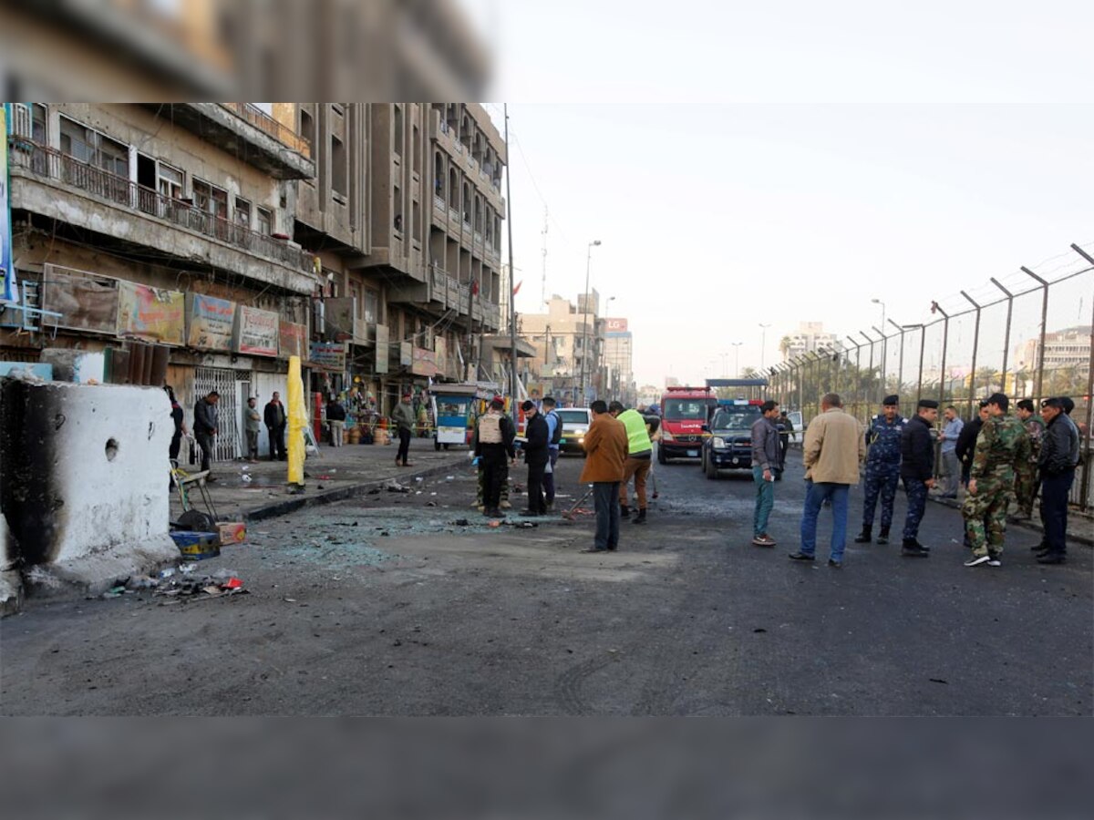 घटनास्थल के पास निरीक्षण करते इराकी सुरक्षाबल के जवान. (Reuters/15 Jan, 2018)