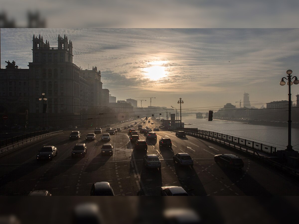 रूस की राजधानी मॉस्‍को के लिए बीता दिसंबर माह इतिहास में सबसे 'अंधेरे' महीनों में से एक था. (फोटो साभार- Ilya Pitalev/TASS)