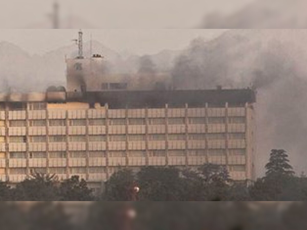 हमले के बाद काबुल के प्रसिद्ध इंटरकॉन्टिनेंटल होटल से निकलता धुआं. (Twitter/20 Jan, 2018)