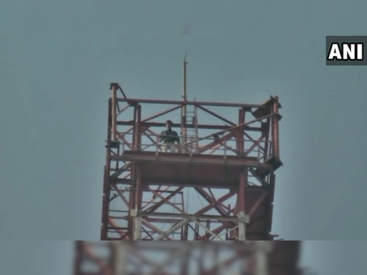 युवक ने 350 फीट ऊंचे BSNL टावर पर चढ़ आत्मदाह की धमकी दी. (फोटो: ANI)