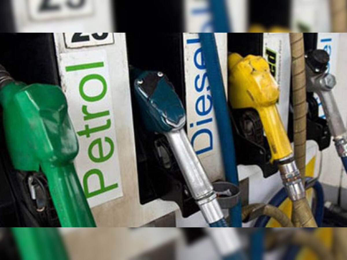  दिल्ली में पेट्रोल का भाव बढ़कर 72.38 रुपये प्रति लीटर पहुंच गया. मार्च 2014 के बाद यह इसका सबसे ऊंचा स्तर है. (प्रतीकात्मक फोटो)