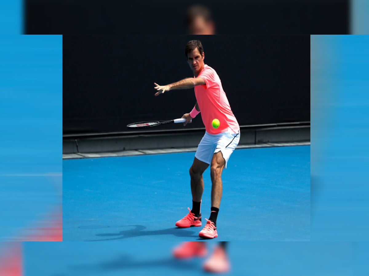 मेलबॉर्न में कोर्ट पर अभ्यास सत्र के दौरान दिग्गज टेनिस खिलाड़ी रोजर फेडरर. (AP/PTI/27 Jan, 2018)