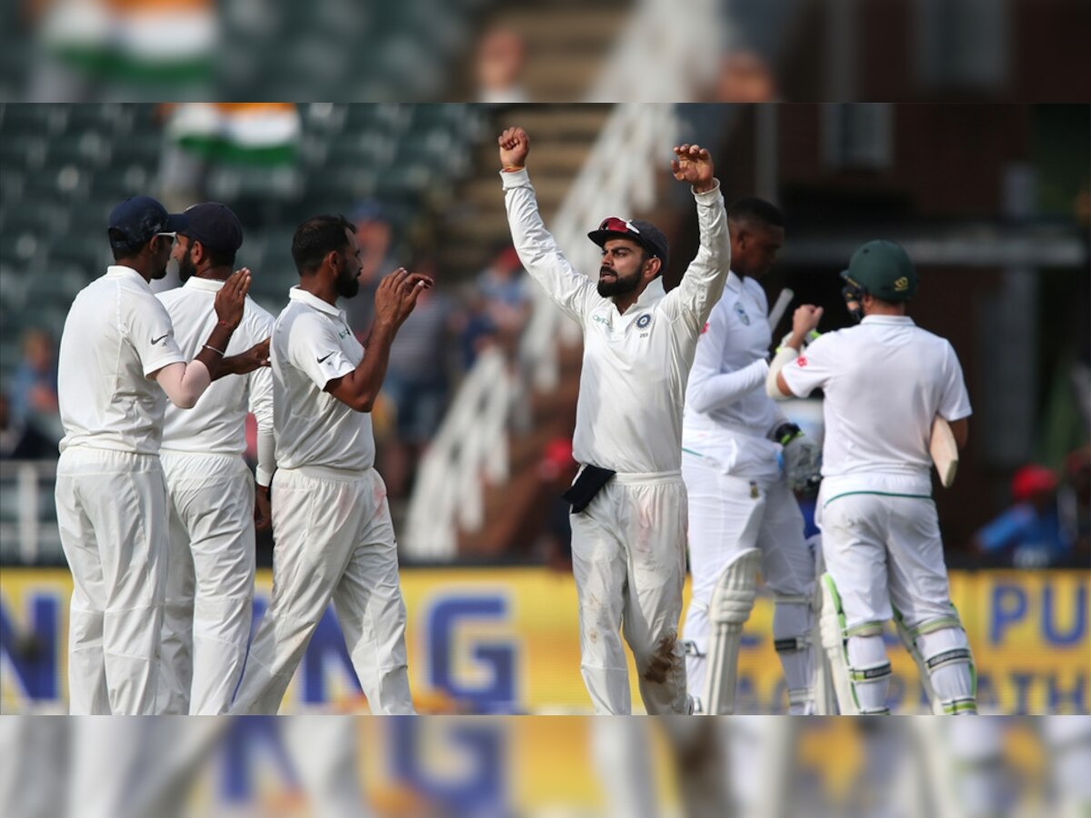 वांडर्स मैदान पर तीसरे टेस्ट में जीत के बाद साथी खिलाड़ियों के साथ कप्तान विराट कोहली. (IANS/27 Jan, 2018)