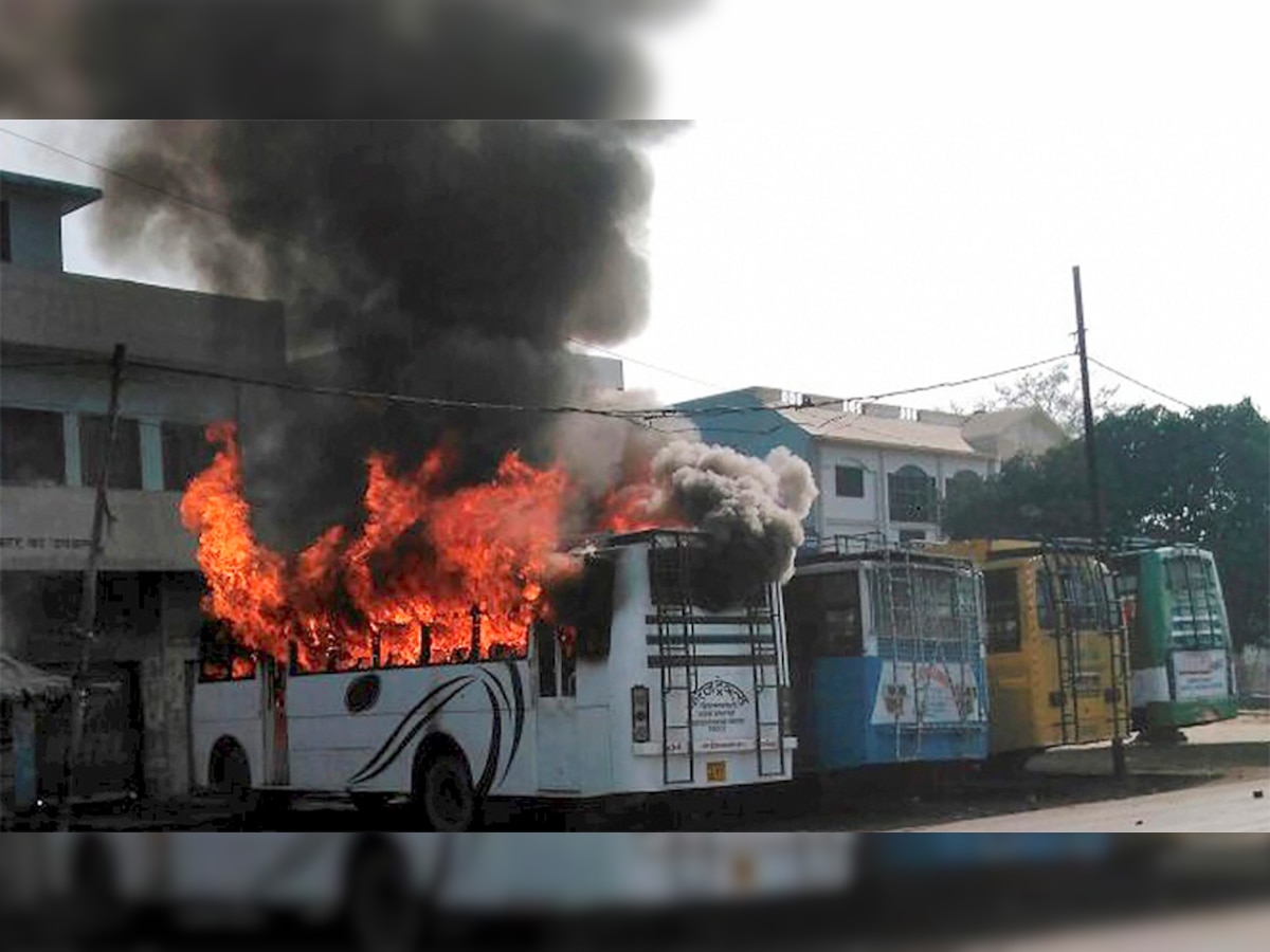 तिरंगा बाइक रैली के दौरान कासगंज में हुई हिंसा के बाद उपद्रवियों ने एक बस को आग के हवाले कर दिया. (PTI/27 Jan, 2018)