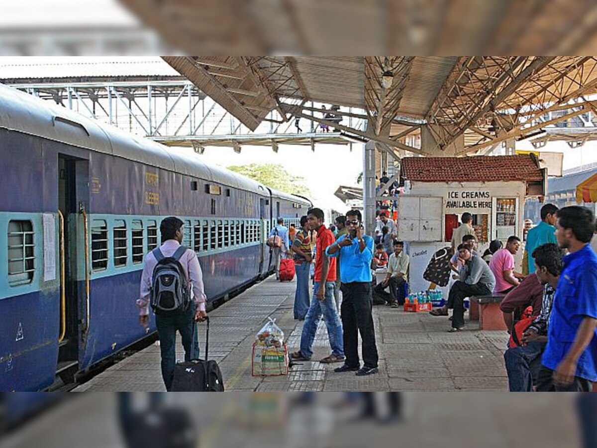 वर्ष 2016-17 में भारतीय रेलवे की आय 47,678 करोड़ रुपये दर्ज की गई थी. (फाइल फोटो)