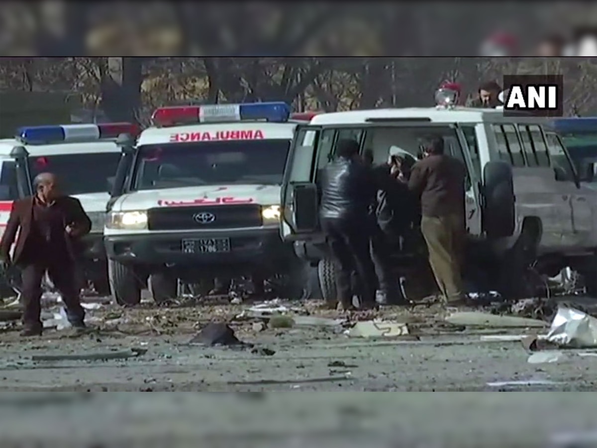 काबुल में शनिवार को हुए भीषण बम विस्फोट में कम से कम 100 लोगों की मौत हो गई.