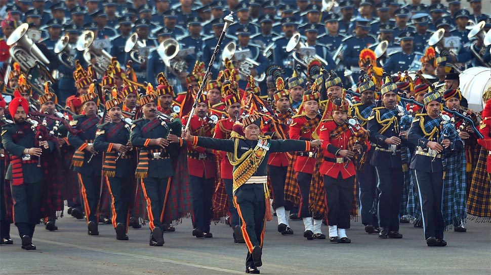 Tri-services bands perform at the Beating Retreat ceremony at Vijay Chowk in New Delhi on 29 January Beating Retreat, Beating The Retreat, Republic Day, Vijay Chowk, Indian Army, Beating Retreat Ceremony, Rashtrapati Bhavan, Rajpath