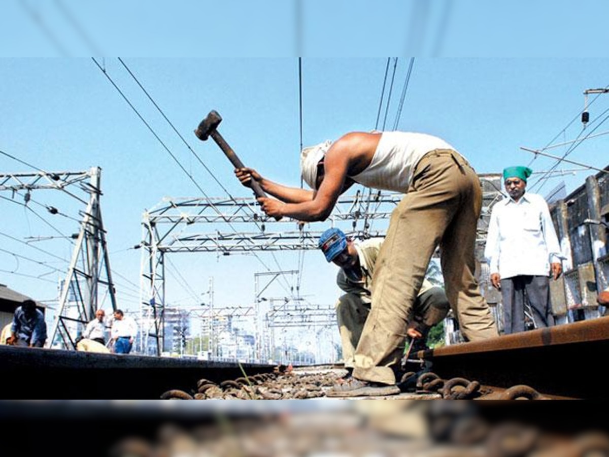 गैंगमैन, ट्रैकमैन भारतीय रेल के रीढ़ की हड्डी माने जाते हैं... (फाइल फोटो)