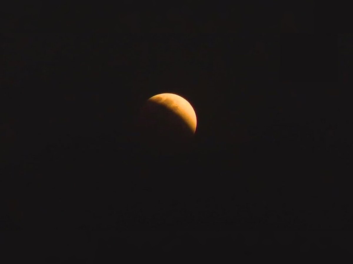 कोलकाता में चंद्रग्रहण कुछ इस तरह दिखा. तस्वीर साभार: ANI