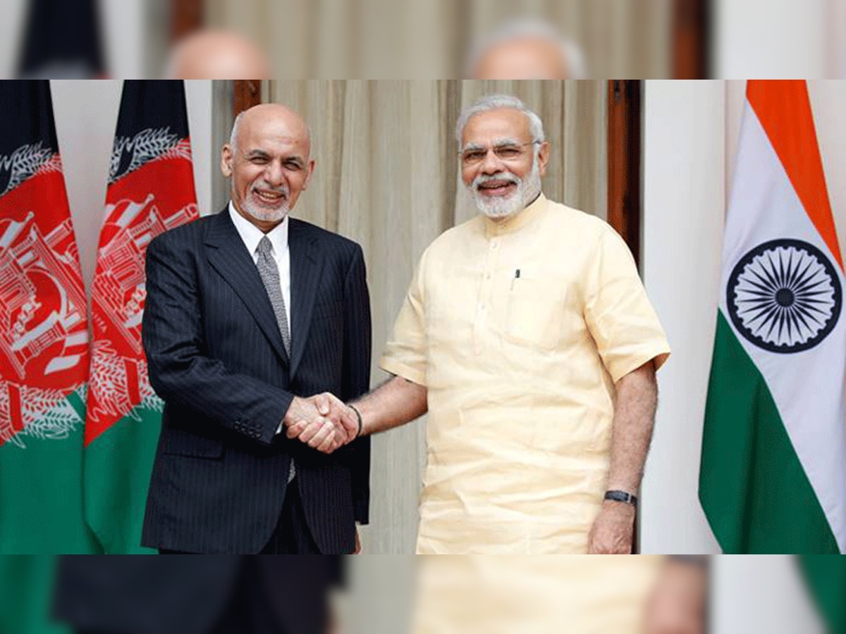 अफगानिस्तान के राष्ट्रपति अशरफ गनी और भारत के पीएम नरेंद्र मोदी एक-दूसरे से हाथ मिलाते हुए. (फाइल फोटो)