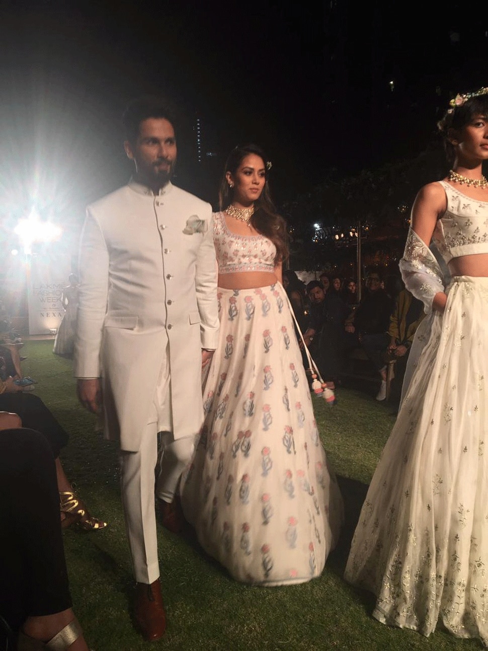 Shahid Kapoor, Mira Rajput, Lakme Fashion Week 2018, Viral Pics, शाहिद कपूर, मीरा राजपूत, लैक्मे फैशन वीक 2018, वायरल पिक्स