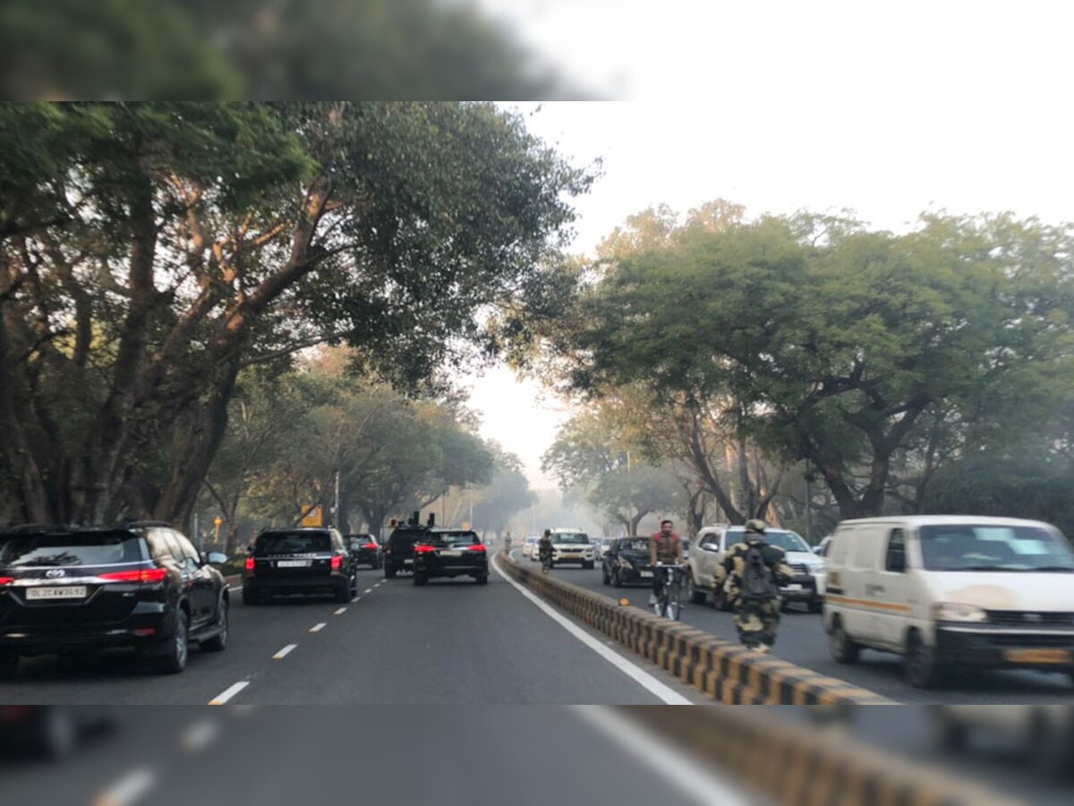 सरदार पटेल मार्ग से गुजराता पीएम मोदी का काफिला (फोटो साभारः ANI)