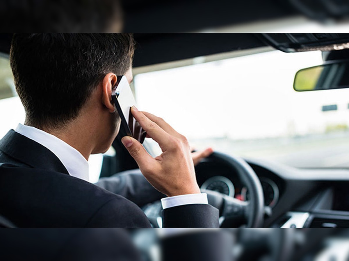 गाड़ी चलाते समय मोबाइल फोन पर बात करते पकड़े जाने पर तुरंत रद्द हो जाएगा लाइसेंस. (फाइल फोटो)