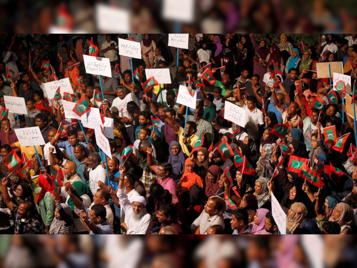 मालदीव में आपातकाल में घोषित होते ही लोग सड़कों पर उतर आए (फोटो-Reuters)