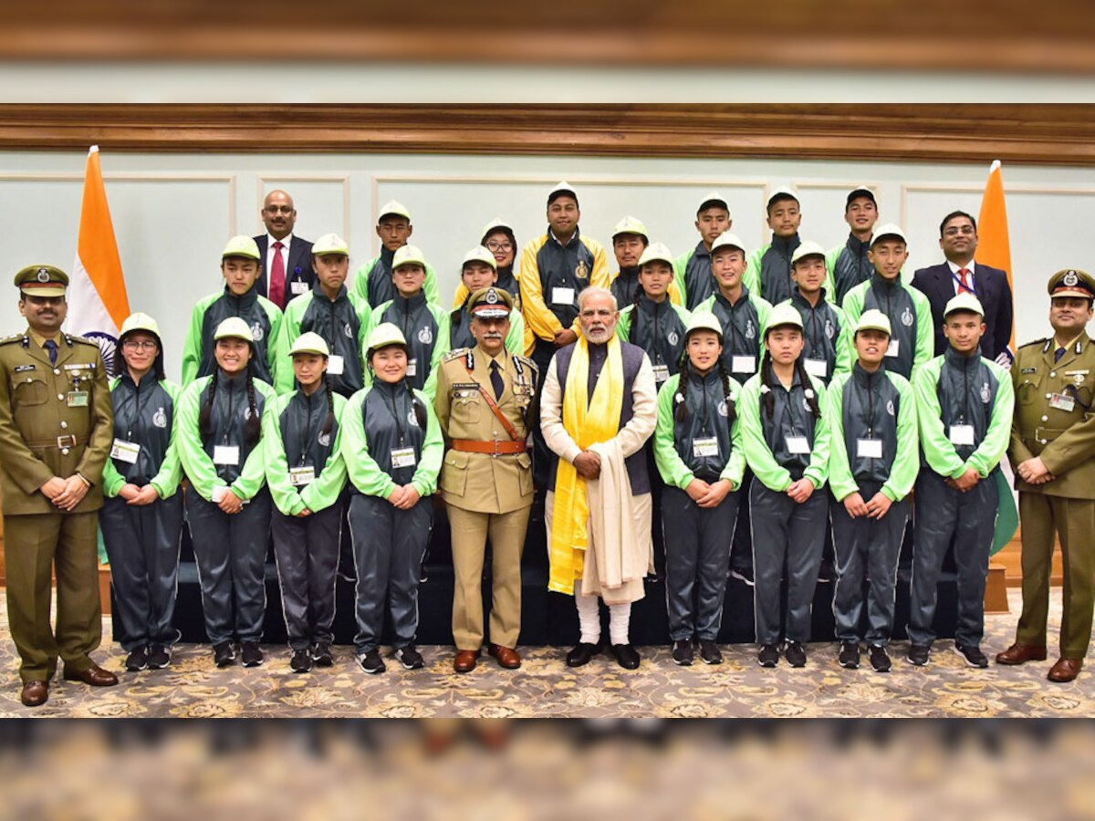 पीएम मोदी ने लद्दाख और सिक्किम के 53 छात्रों से मुलाकात की (फोटोः पीटीआई-आईएएनएस)