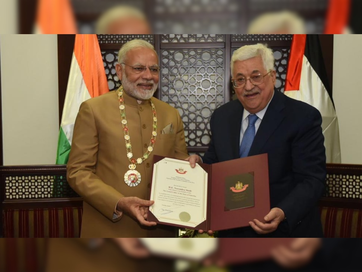 पीएम नरेंद्र मोदी को राष्ट्रपति अब्बास ने फिलस्तीन के सर्वोच्च सम्मान से नवाजा. (PMO/10 Feb, 2018)