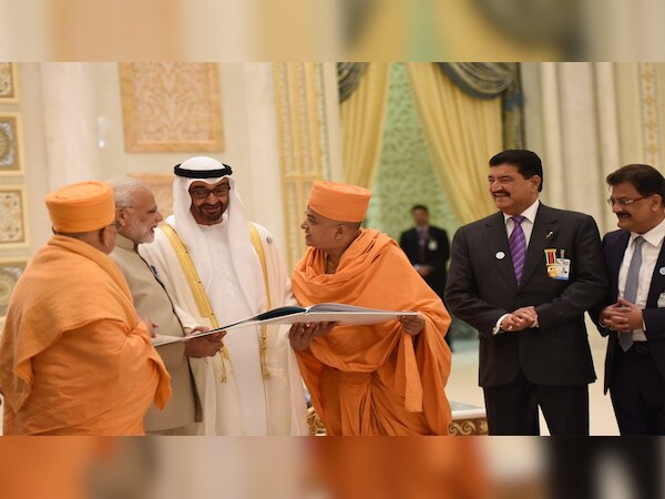 मंदिर कमेटी के सदस्‍यों ने इसकी संरचना के बारे में पीएम मोदी और अबू धाबी के क्राउन प्रिंस को जानकारी दी.