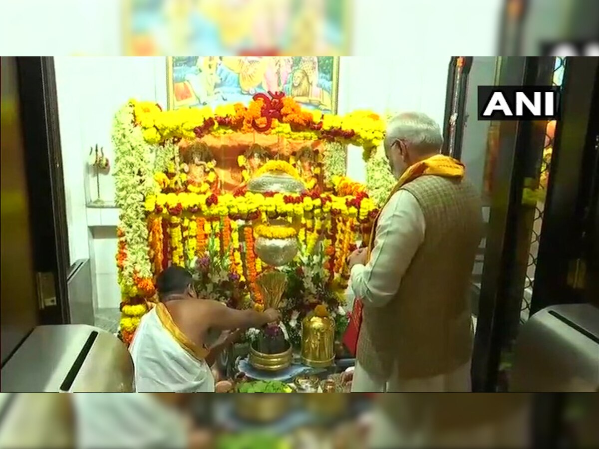 पीएम नरेंद्र मोदी ने मस्‍कट के शिव मंदिर में पूजा-अर्चना की.(फोटो: ANI)