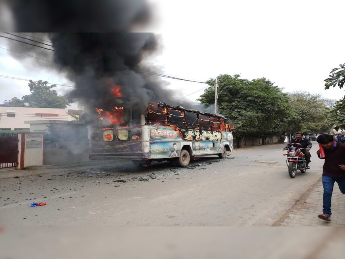 एक एलएलबी छात्र की हत्या के विरोध में सड़क पर उतरे उग्र छात्रों ने एक बस में आग लगा दी.