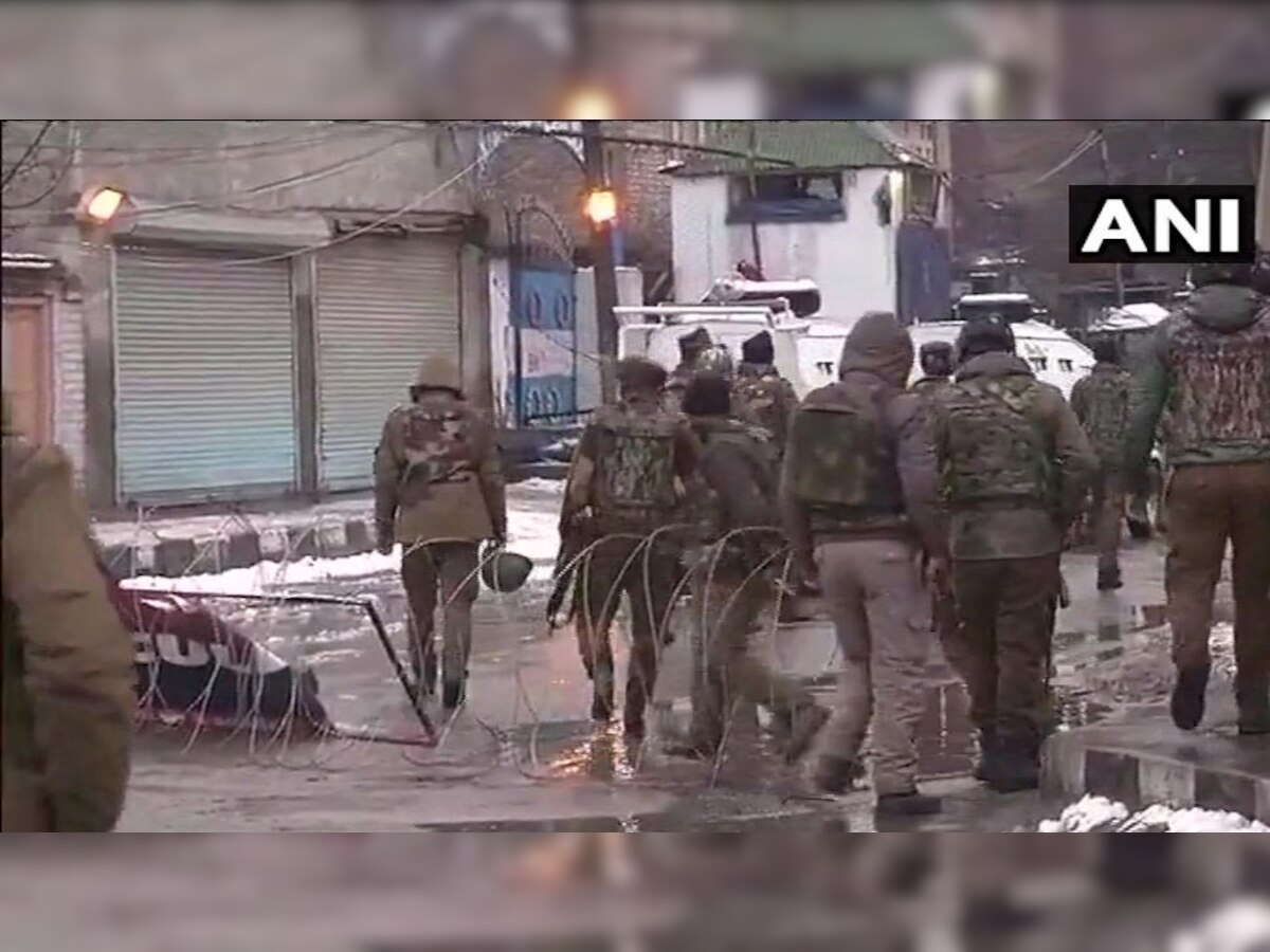 श्रीनगर के करन नगर में सुरक्षा बलों और आतंकियों के बीच मुठभेड़ जारी है