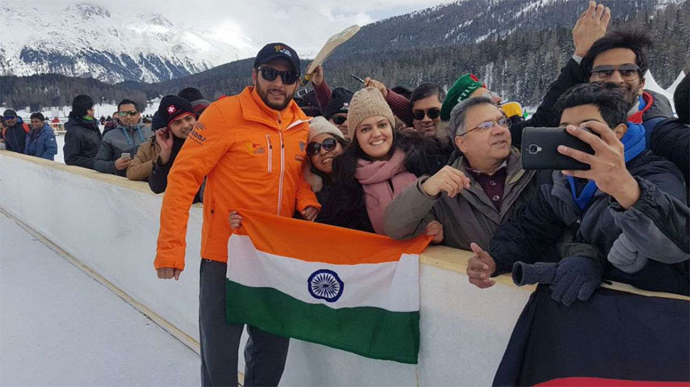 VIDEO: तिरंगे के साथ दिखे पाकिस्तानी क्रिकेटर शाहिद अफरीदी, बताया यह कारण |  Shahid Afridi reveals why he insisted on posing with Indian flag at Ice  Cricket Challenge