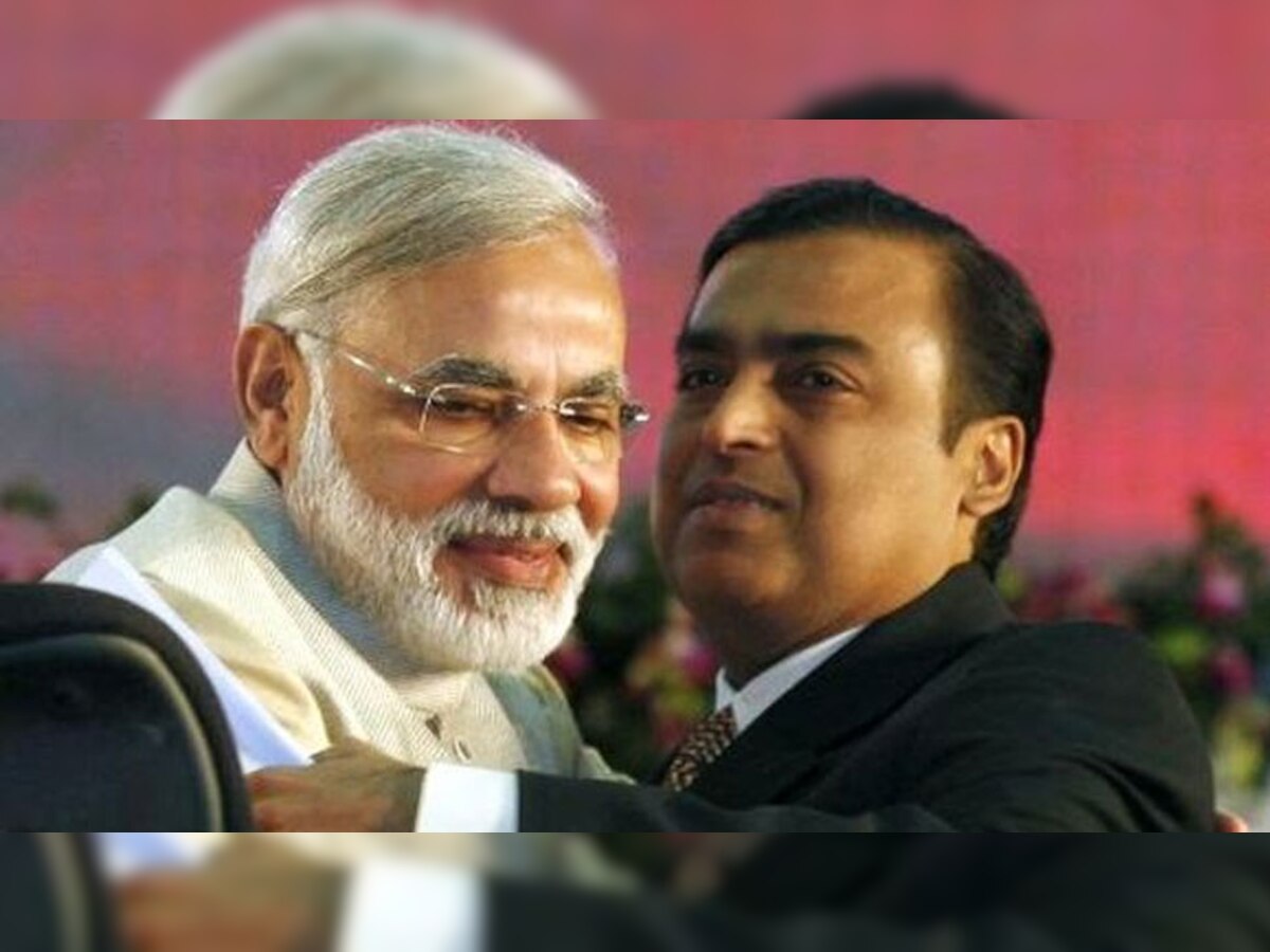प्रधानमंत्री नरेंद्र मोदी से गले मिलते हुए कारोबारी मुकेश अंबानी. फाइल फोटो साभार: Reuters