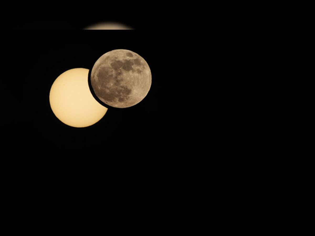 जब चंद्रमा सूरज और धरती के बीच से निकलता है और ऐसा लगता है कि सूरज ने चमकना बंद कर दिया है: प्रतीकात्मक तस्वीर