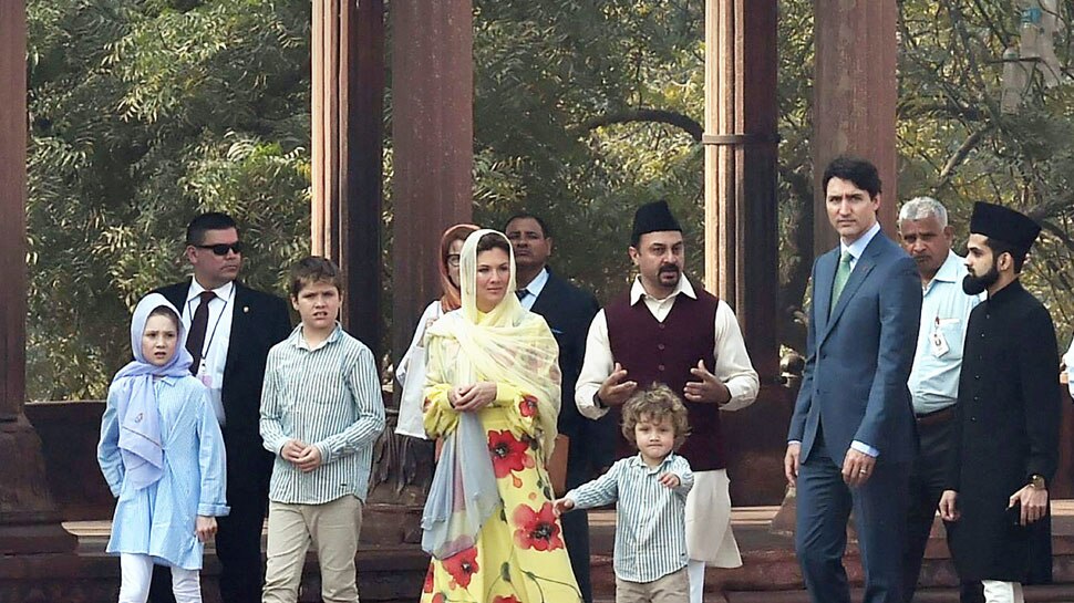 Justin trudeau family visit delhi's Jama masjid Justin trudeau family visit delhi's Jama masjid