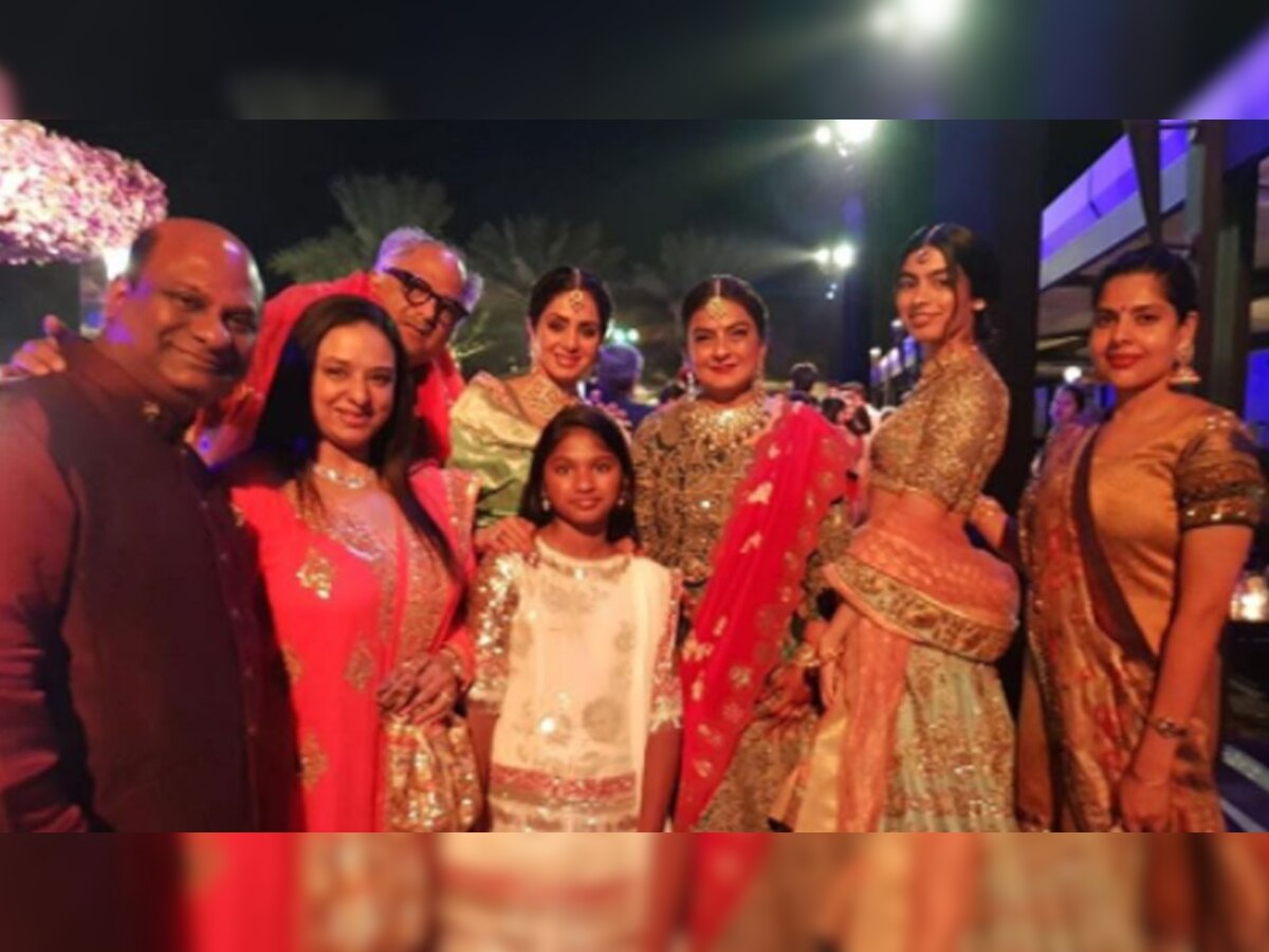 मौत से ठीक पहले श्रीदेवी दुबई के शादी समारोह में कुछ इस अंदाज में तस्वीरें क्लिक करवा रही थीं. तस्वीर साभार:  sridevi.kapoor इंस्टाग्राम पेज