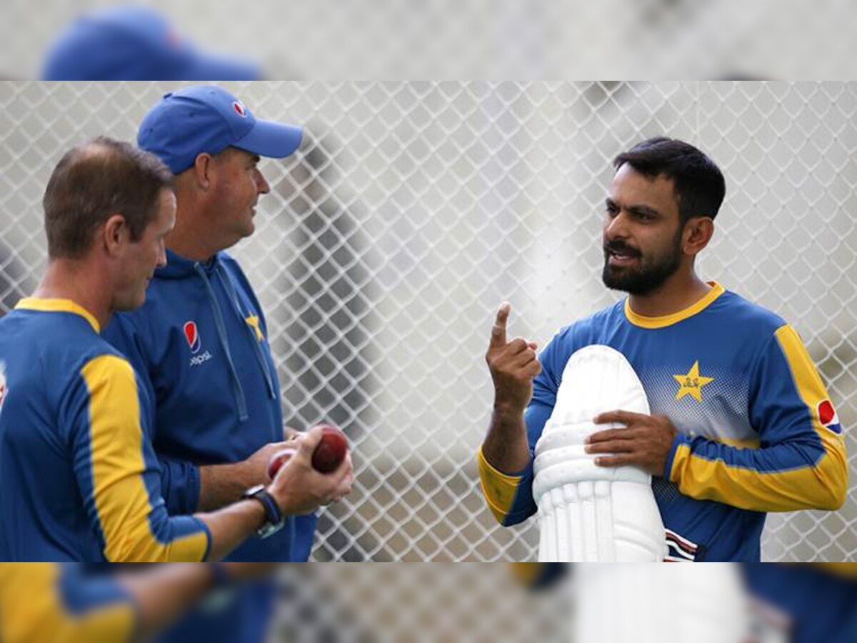 मोहम्मद हफीज संदिग्ध एक्शन के कारण गेंदबाजी नहीं कर पा रहे हैं. फोटो : रॉयटर्स