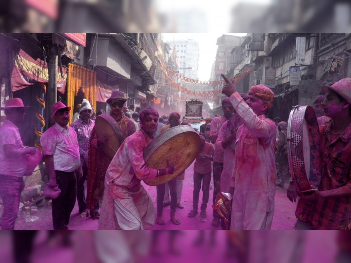 कोलकाता में होली से पहले लोगों ने खेला गुलाल. (फोटे-IANS)