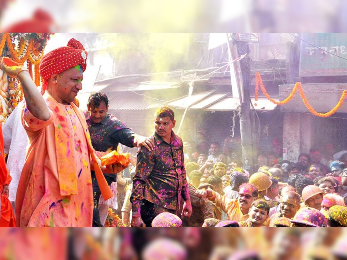 गोरखपुर में मंच से लोगों के साथ गुलाल और फूलों की होली खेलते सीएम योगी आदित्यनाथ. (MyogiAdityanath/Twitter/2 March, 2018)