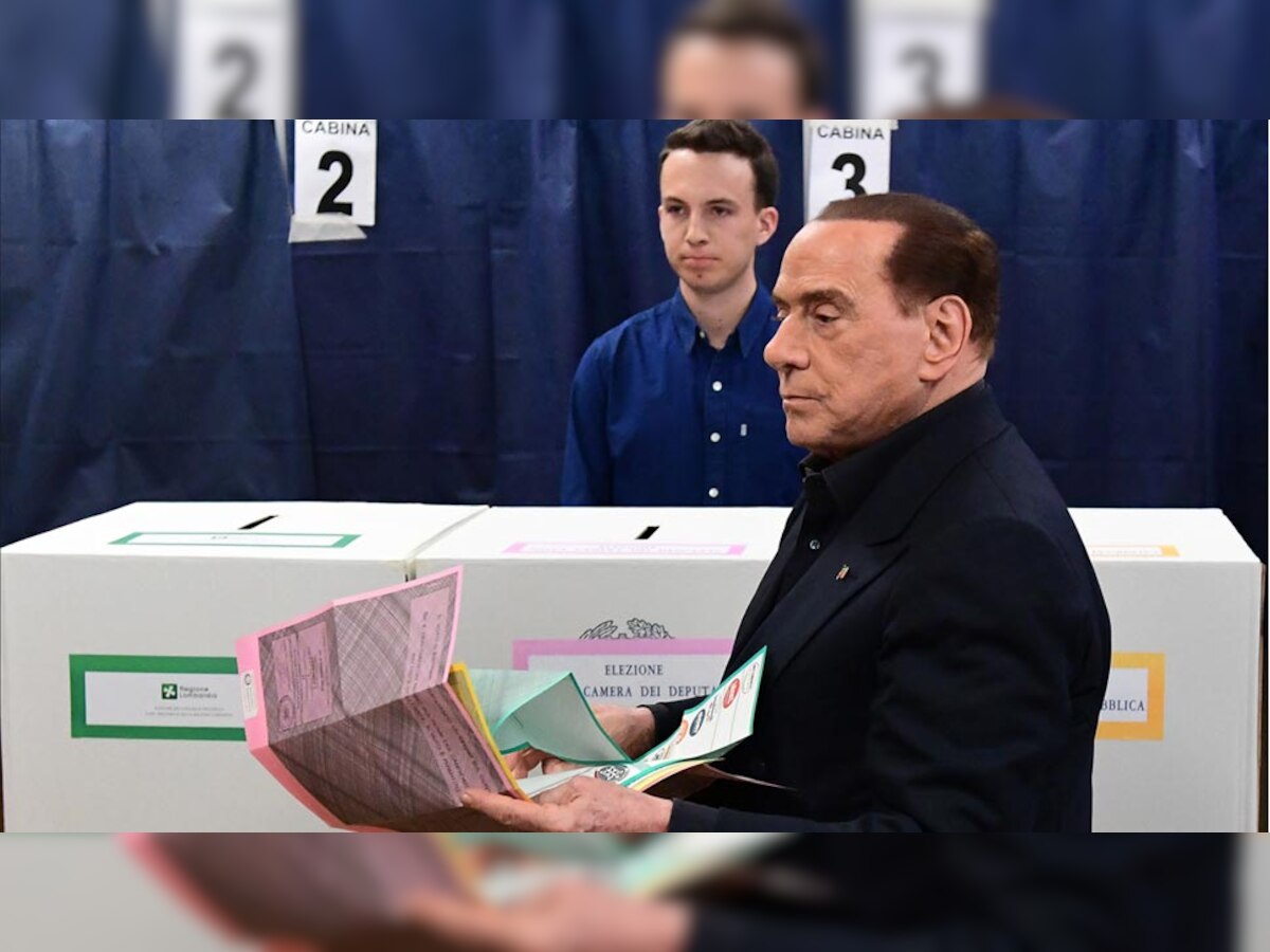इटली में रविवार को फॉजा इटालिया पार्टी के नेता व पूर्व नेता सिल्वियो बर्लुस्कोनी वोट डालते हुए. (फोटो आईएएनएस)