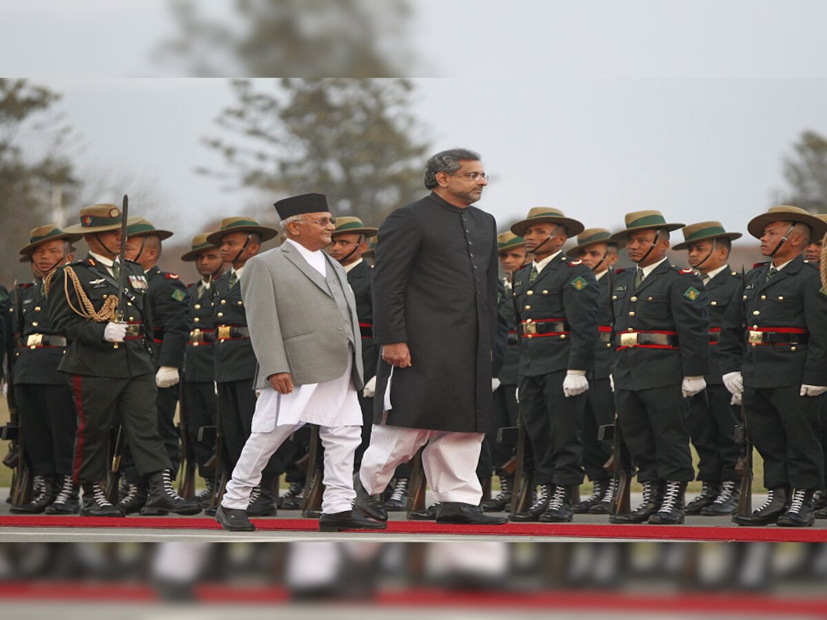 पाकिस्तान के प्रधानमंत्री शाहिद खाकान अब्बासी के स्वागत के लिए नेपाल के पीएम के खास तैयारियां की थी. (फोटो साभार : PTI)