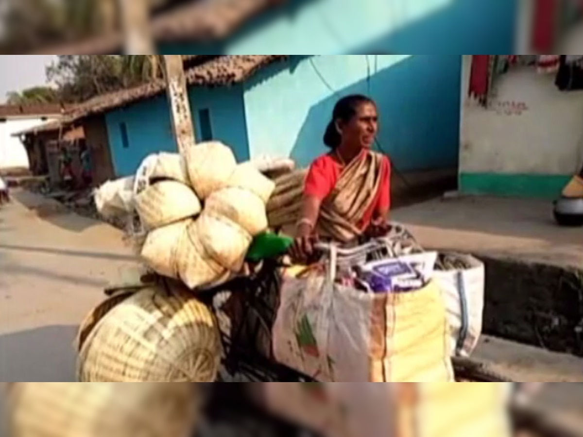 साइकिल से गांव-गांव में जाकर सावित्री सूप और टोकरी बेचने का काम करती है. 